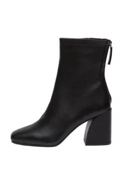 Steve Madden Boots 5 Steve Madden Boots -Steve Madden Boutique ec361bdd95aa6af5cbabc331dda55e49